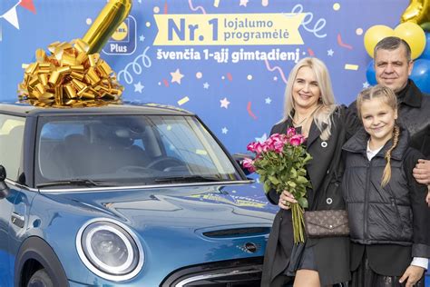 Šeima džiaugiasi nauju automobiliu, įsigytu lizingu