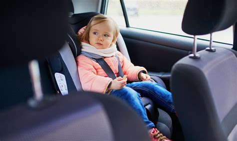 Vaikas automobilyje sprendžiantis užduotis apie transportą