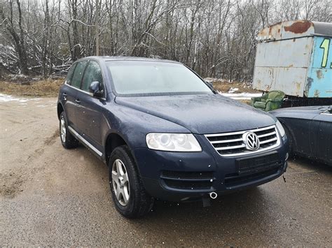 Demontuojamas automobilis ir rūšiuojamos dalys