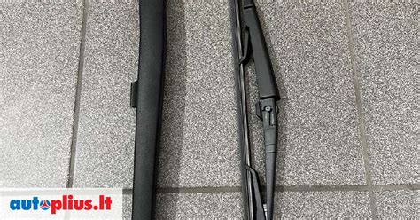 nuotrauka, vaizduojanti galinio valytuvo varikliuko pakeitimą