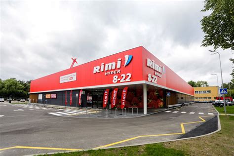 Pirkėjai prie „Rimi“ parduotuvės įėjimo