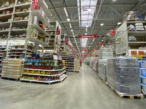 Nuotrauka su statybinių prekių parduotuvės lentynomis