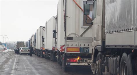 Sunkvežimių kolonos schematinis vaizdas kelyje