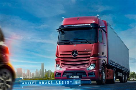 Mercedes-Benz Actros vilkikas su „Active Brake Assist 5“ sistema