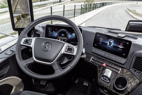Mercedes-Benz Actros vilkikas su „Active Drive Assist“ sistema