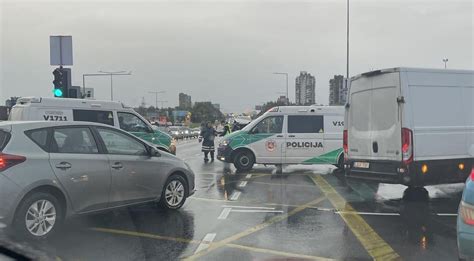 Avarijos vieta Vilniaus Pramonės gatvėje su susidūrusiais automobiliais ir gelbėjimo tarnybomis