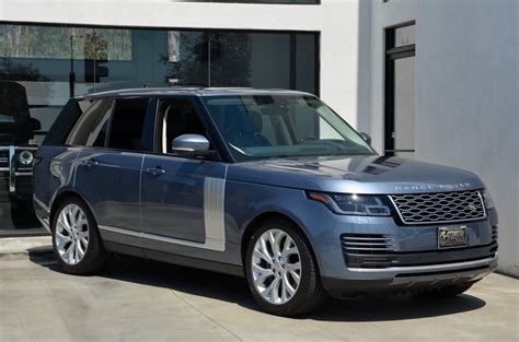 Range Rover Westminster interjero nuotrauka su pilka oda ir medžio apdaila