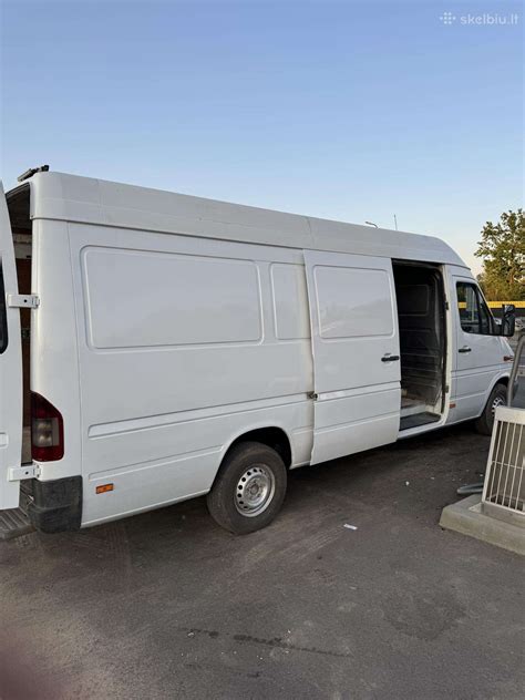 „Mercedes-Benz Sprinter“ krovininio automobilio išorės vaizdas, pabrėžiantis kėbulo konfigūracijų įvairovę