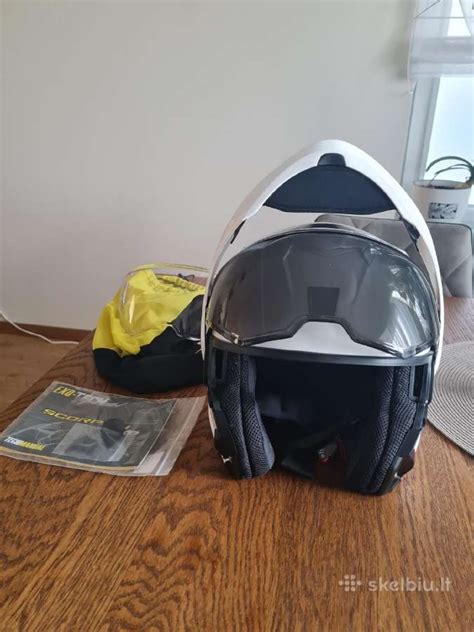 Nuotrauka, vaizduojanti motociklininkus su šalmais ir apsaugomis