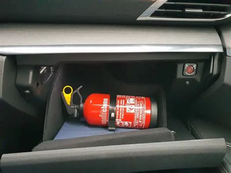 Pavyzdys, kaip gesintuvas tvirtinamas automobilyje naudojant specialų laikiklį (pvz., su „Velcro“)