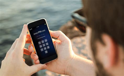 Teminė nuotrauka su žmogumi, naudojančiu mobilųjį telefoną skambučiui ir Smart-ID/mobiliojo parašo ikonomis