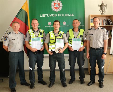Rokiškio rajono policijos pareigūnai dirba įvykio vietoje