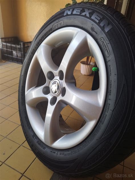 Skoda Fabia su R15 ratlankiais stovinti nuotrauka