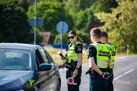 Policijos pareigūnai atlieka reguliarų vairuotojų blaivumo patikrinimą kelyje