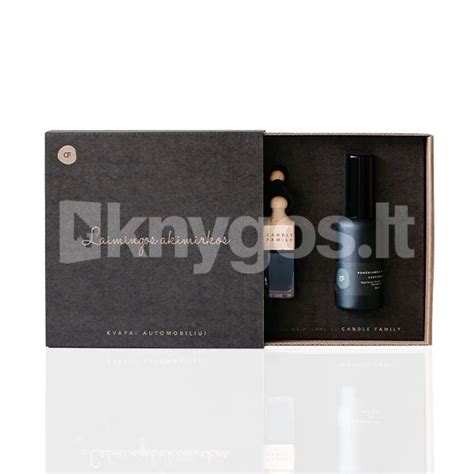 Nuotrauka su įvairiais automobilio kvapų tipais: difuzoriais, pakabinamais kvapais ir kvapiosiomis kortelėmis.