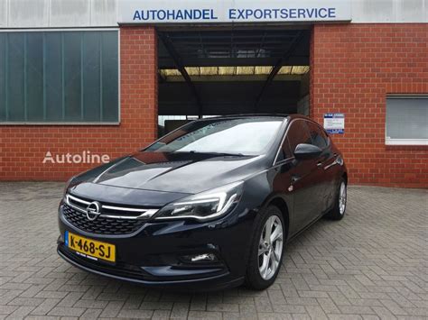 Nuotrauka iš automobilio „Opel Astra“ raktelių įteikimo ceremonijos
