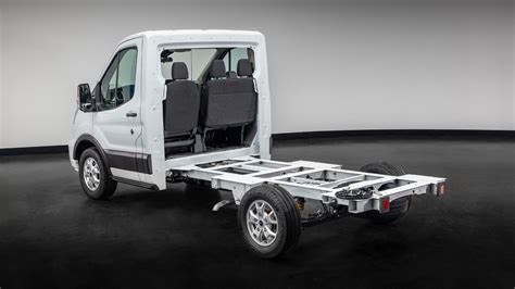Inografika, lyginanti skirtingas „Ford Transit Chassis Cab“ GVM modifikacijas ir jų naudingo krovinio talpą