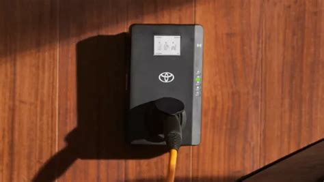 „Toyota HomeCharge“ stotelė, įrengta prie namų, kraunanti Toyota automobilį
