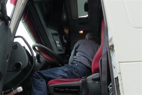 Sunkvežimio vairuotojas ilsisi kabinoje
