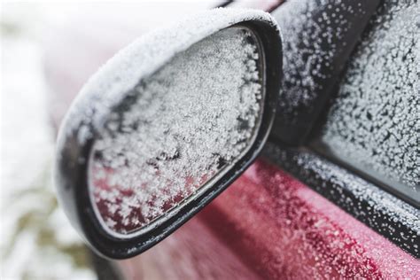 Fotografija: automobilis poliruojamas, matyti blizgantis paviršius