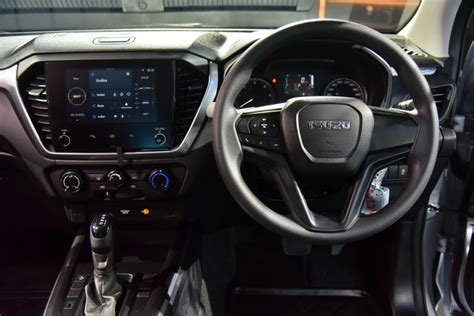 „Isuzu D-Max“ pikapo išorės vaizdas, pabrėžiantis tvirtą kėbulo konstrukciją ir modernų dizainą