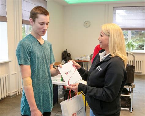 Nuotrauka: instruktorius aiškina mopedo valdymą studentui