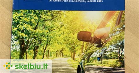 Nuotrauka: jaunuolis su KET knyga ir planšete, sprendžiantis testus