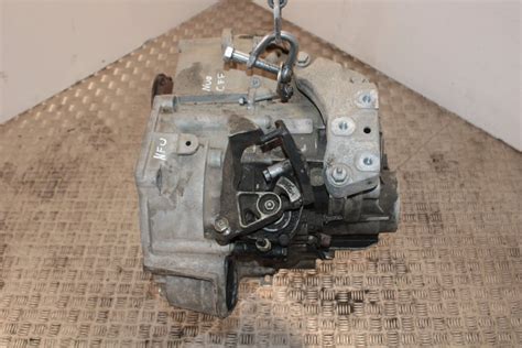 Schematinis Audi A6 C5 2.5 TDI pavarų dėžės išdėstymas su pažymėtais svarbiais komponentais.