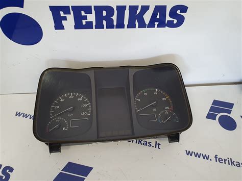 Prietaisų skydelis su įvairiais informaciniais simboliais