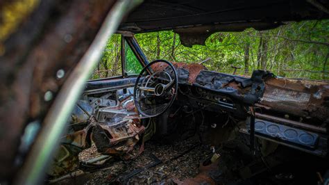 Autolaužyno panorama su daugybe ardymui paruoštų automobilių