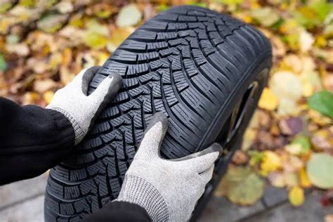 automobilio padanga su aiškiai matomu protektoriumi