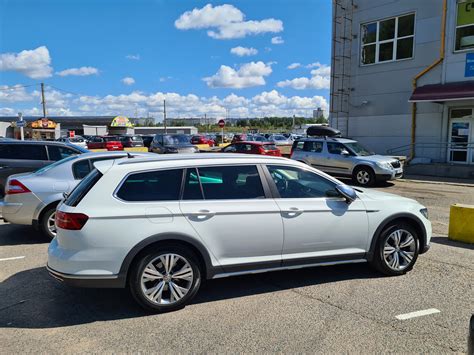 Volkswagen Passat Alltrack (B8) išorės dizainas su visureigio elementais