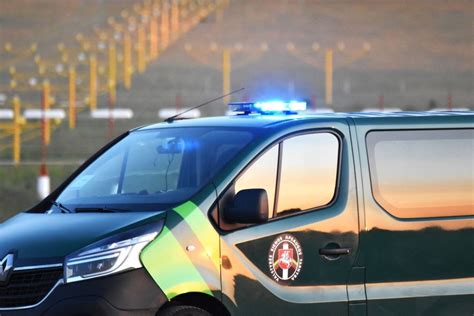 Muitinės pareigūnas su šunimi Vilniaus oro uoste