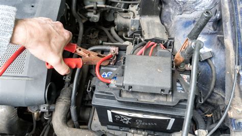 Saugus automobilio užvedimas nuo kito akumuliatoriaus naudojant laidus