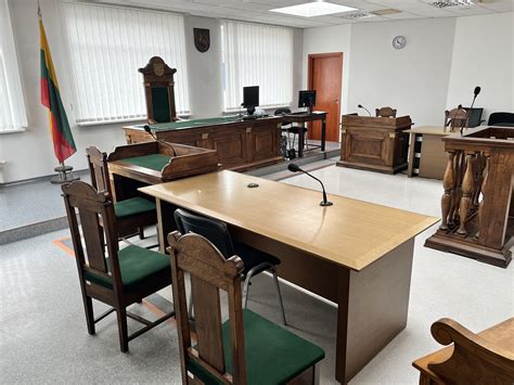 Teismo salė arba advokato konsultacija, simbolizuojanti teisinę gynybą