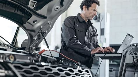 profesionalus „Land Rover“ serviso meistras atliekantis techninę automobilio patikrą