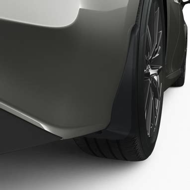 Vaizdinė iliustracija su skirtingais purvasaugių ir slenksčių plokštelių tipais skirtingiems Toyota modeliams.