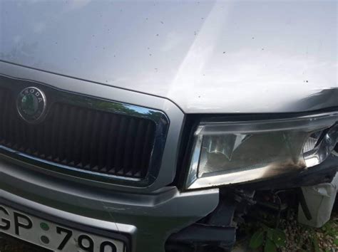 mechanikas atliekantis Skoda automobilio patikrą