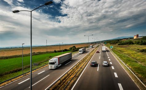 Automobilis slidžiame apsnigtame kelyje, pabrėžiant saugumą