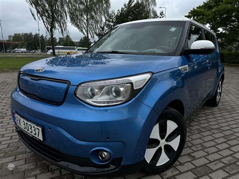 Kia Soul automobilio nuotrauka iš priekio ir šono, pabrėžianti jo išraiškingą dizainą ir kompaktiškus gabaritus