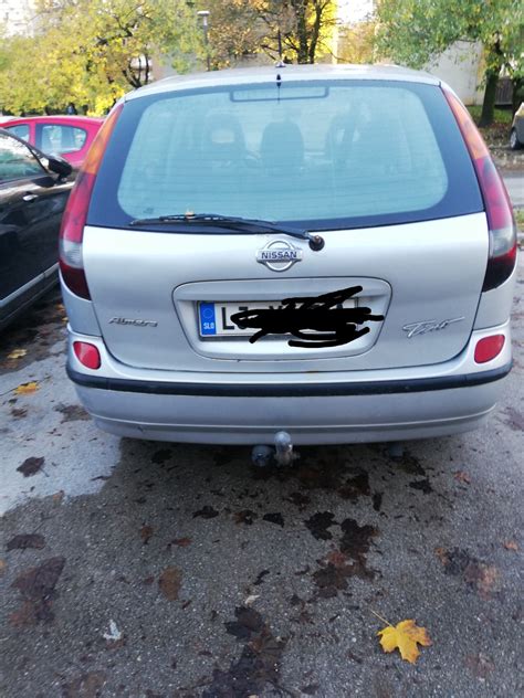 Nissan Almera Tino su atidarytu variklio dangčiu, rodančiu variklio skyrių