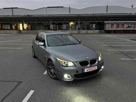Sankryžos schema su BMW E60 automobilio judėjimu ir aktyvaus vairo veikimu