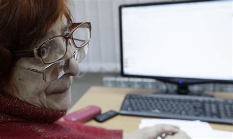 Teminė nuotrauka: žmogus tikrinantis informaciją kompiuteriu