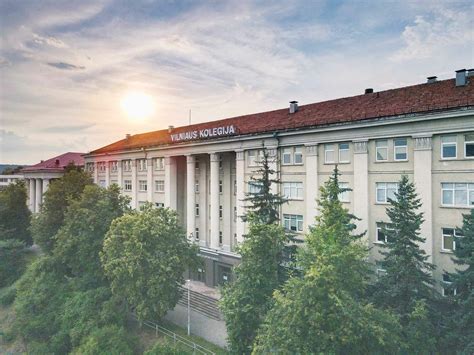 Studentai, dirbantys su modernia elektros inžinerijos įranga laboratorijoje, Vilniaus kolegija