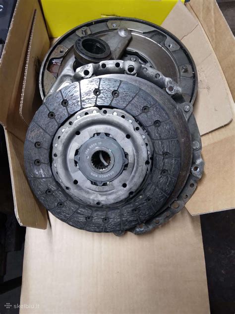 BMW automobilis servise, atliekamas sankabos patikrinimas