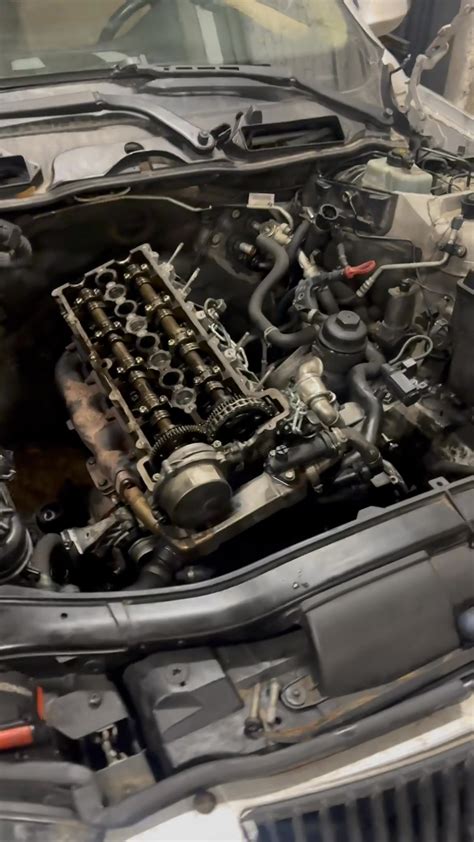 Mechanikas atliekantis sankabos diagnostiką BMW automobiliui