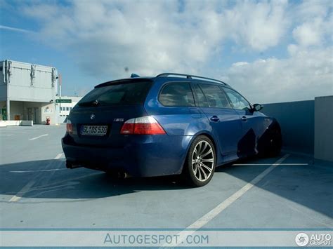 BMW E61 universalo (Touring) galinė dalis su atidaryta bagažine