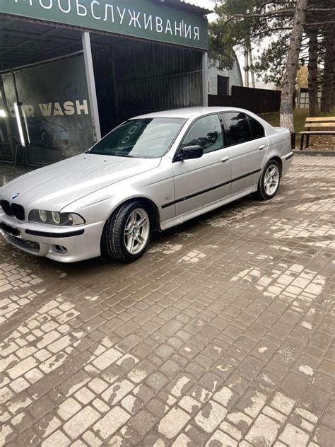 BMW E39 modelio nuotrauka, pabrėžianti klasikinį dizainą ir M-paketo išvaizdą