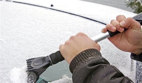 Vairuotojai gramdo apšalusius automobilių langų stiklus žiemą