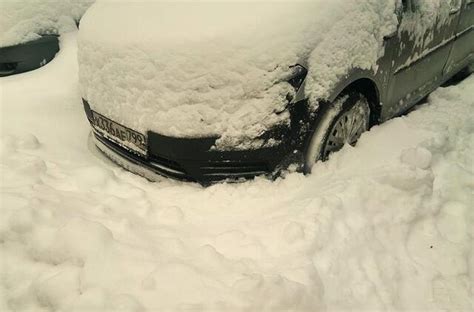 Vairuotojas valo automobilio langus nuo sniego ir ledo